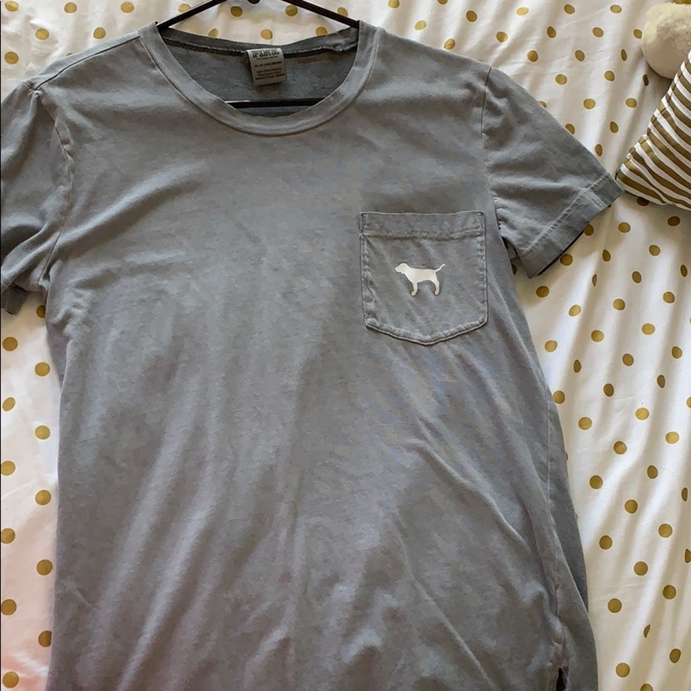 grey short sleeve shirt